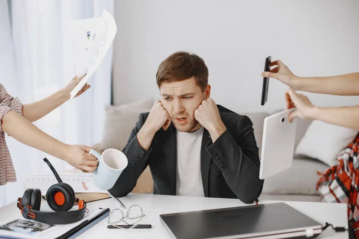 Persona con estrés y sobrecarga en el trabajo, relacionado con baja por ansiedad