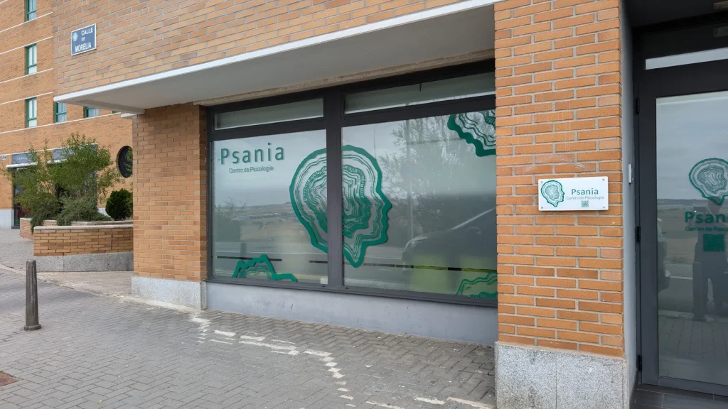 Fachada con ventanales y placa identificativa del Centro de Psicología Psania
