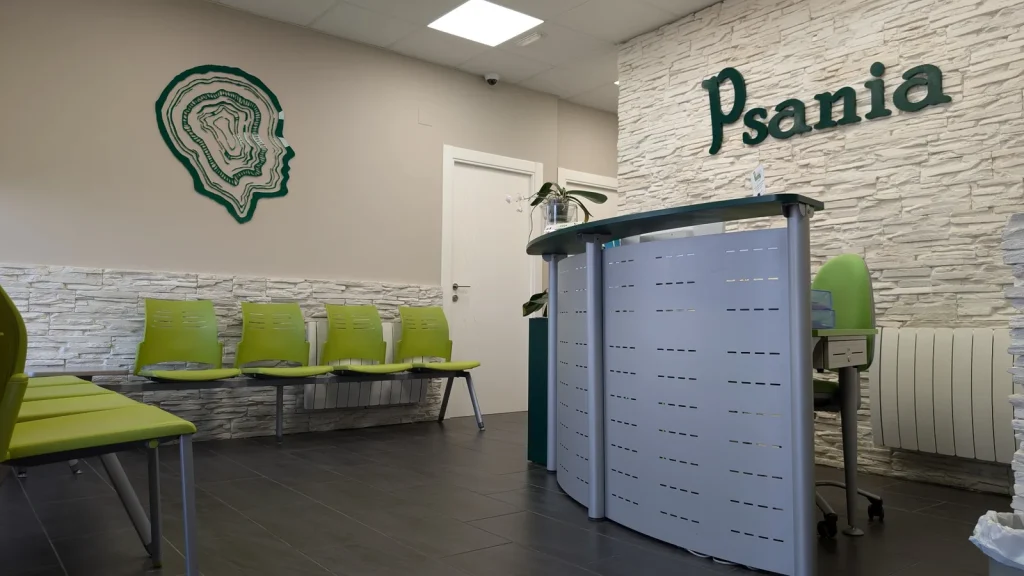 Mostrador de recepción y sala de espera de Psania