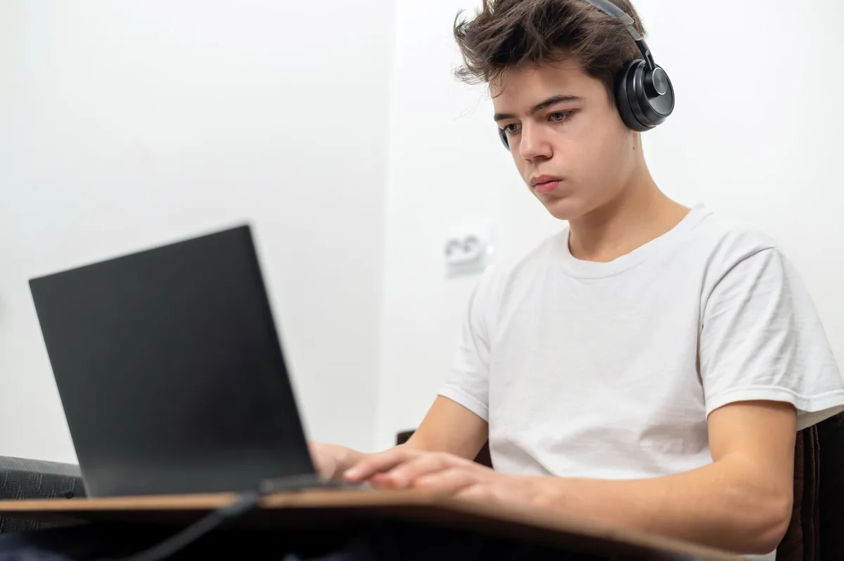 Adolescente participando en una sesión de psicología online