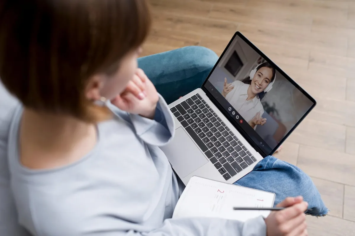 Persona realizando una sesión de psicología online por videollamada